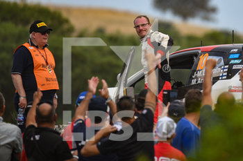 2019-06-15 - Jari-Mati Latvala, su Toyota Yaris WRC saluta il pubblico sulla Prova Speciale 12 - WRC - RALLY ITALIA SARDEGNA - DAY 03 - RALLY - MOTORS